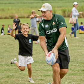 Sarla-rugby-legends-training-with-kids